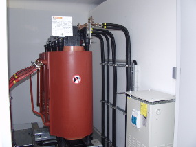 Festkondensator an Gießharztransformator mit Mittel- und Niederspannungsanschluss